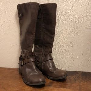 Brown riding boots zipper below knee